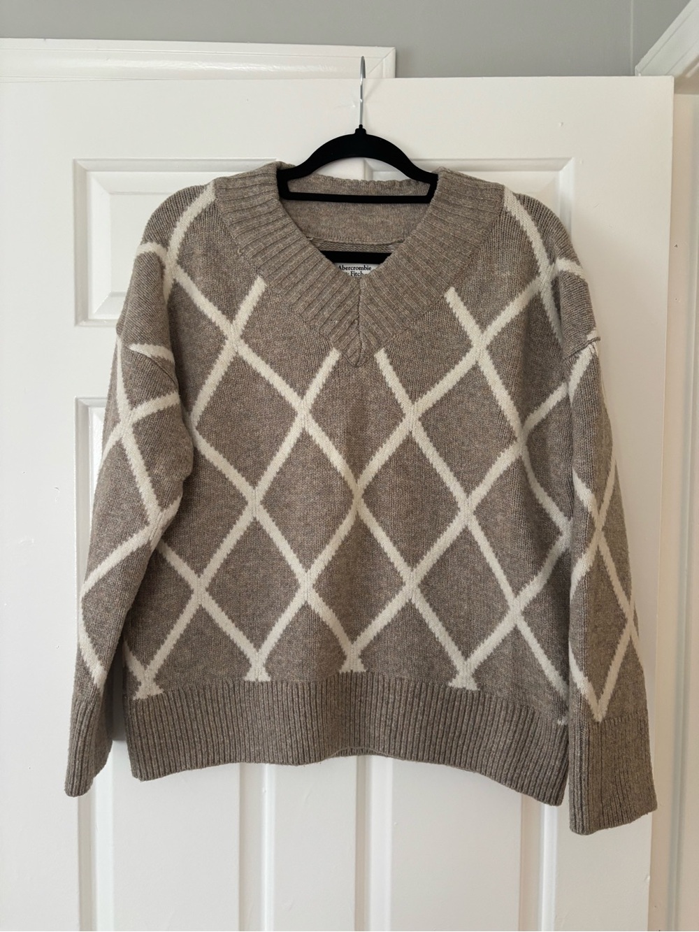 Abercrombie & Fitch V-Neck Sweater with Cream Argyle - Size M